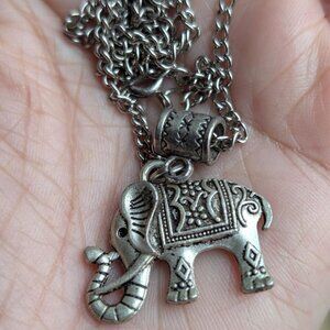 Cute Vintage Silver Tone Elephant Pendant Necklace